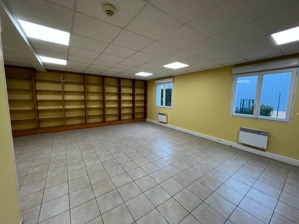 Office in Fontenay-Trésigny to rent Interior Photo- Image 1 of 13