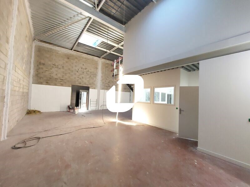 Light Industrial in Plaisir for sale Interior Photo- Image 1 of 3