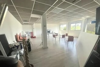 Retail in Marseille to rent Interior Photo- Image 1 of 1