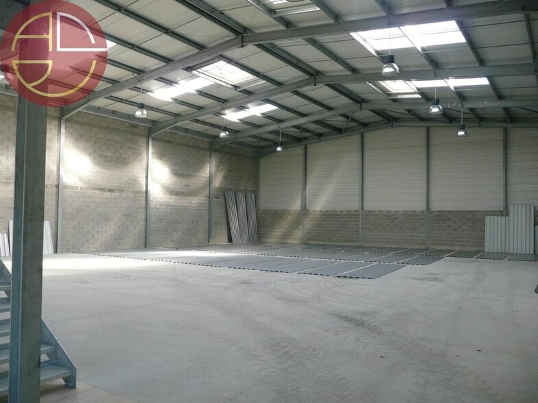 Industrial in Toulouse to rent - Interior Photo - Image 1 of 9