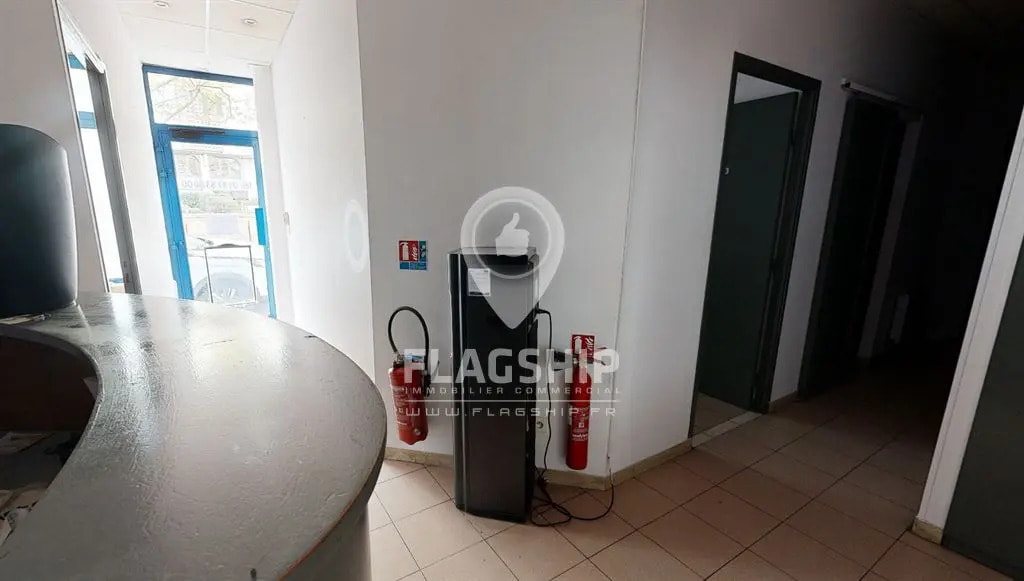 Retail in Paris for sale Interior Photo- Image 1 of 5