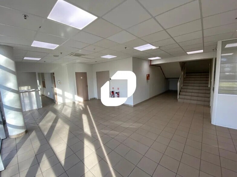 Office in Moissy-Cramayel to rent - Lobby - Image 2 of 5