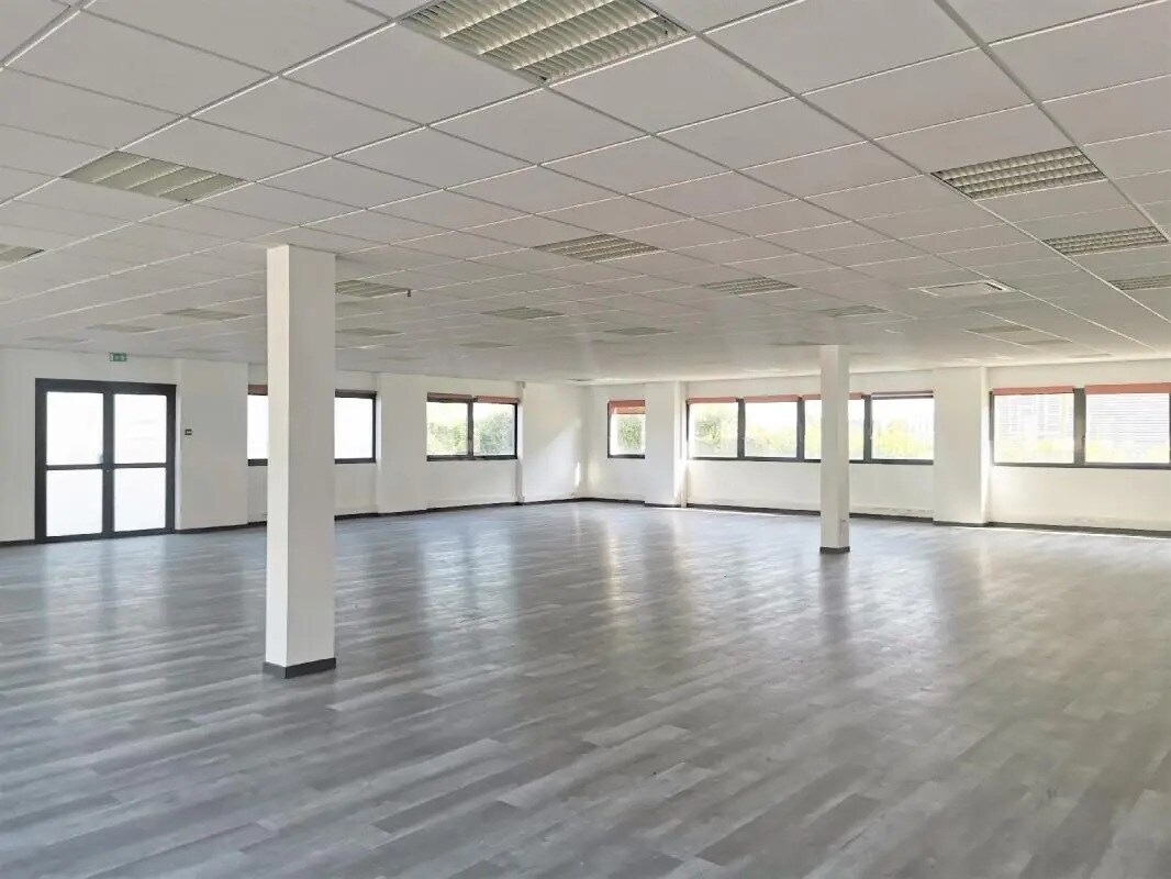 Office in Saint-Priest to rent Interior Photo- Image 1 of 10