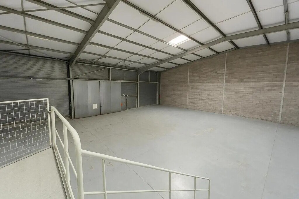 Location Local d'activités 650 m² - Photo 1