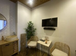 Retail in Paris to rent Interior Photo- Image 1 of 4