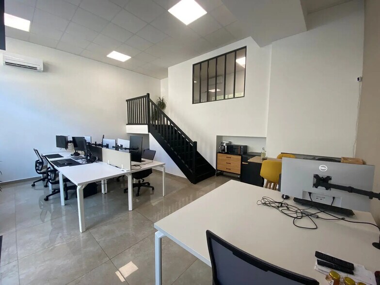 Office in Marseille for sale - Building Photo - Image 2 of 6