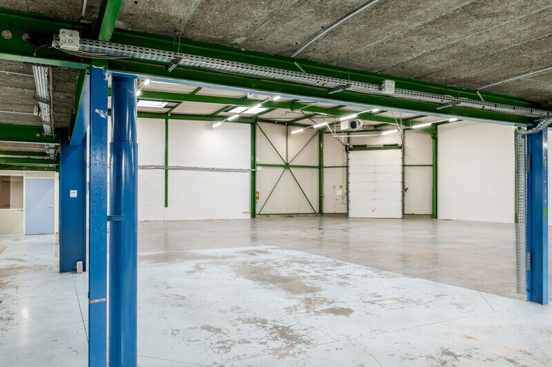 Light Industrial in Saint-Thibault-des-Vignes to rent - Interior Photo - Image 3 of 7