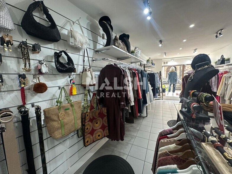 Retail in Lyon to rent - Interior Photo - Image 2 of 4