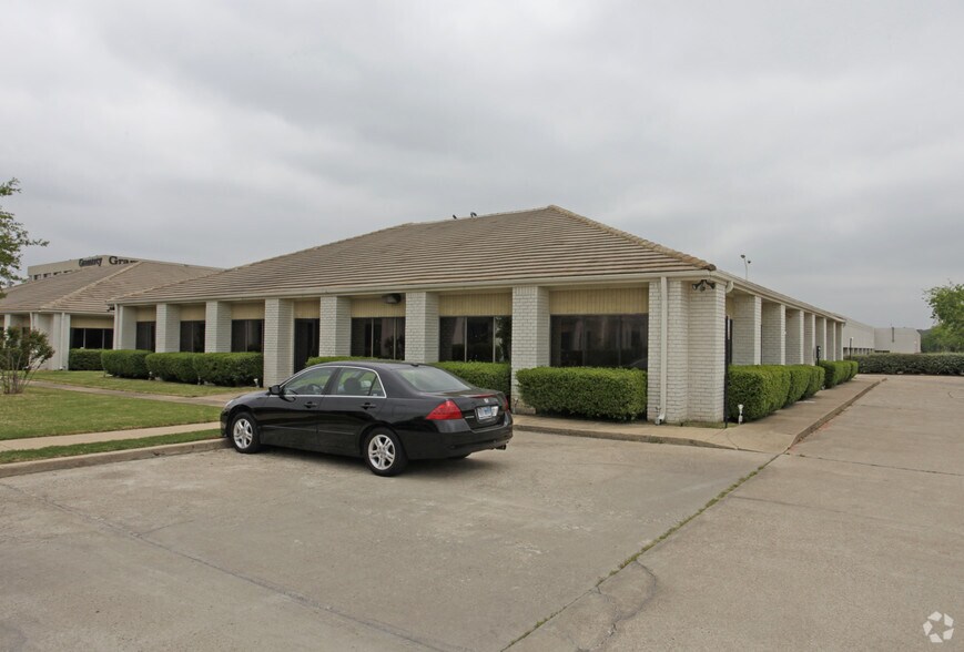 6800 Manhattan Blvd, Fort Worth, TX for rent - Building Photo - Image 2 of 7