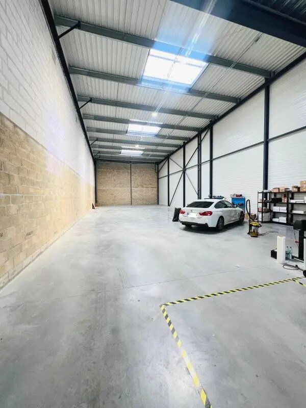 Light Industrial in Plaisir for sale Interior Photo- Image 1 of 13