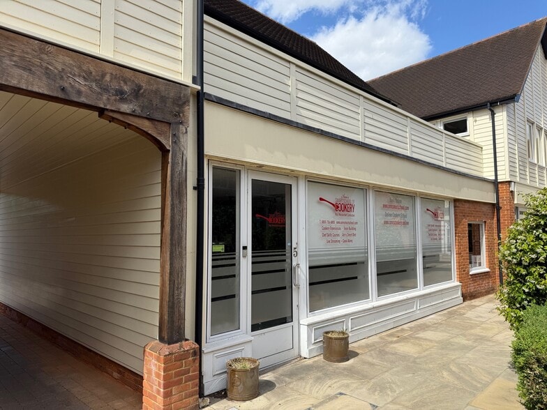 London End, Beaconsfield to rent - Building Photo - Image 1 of 4