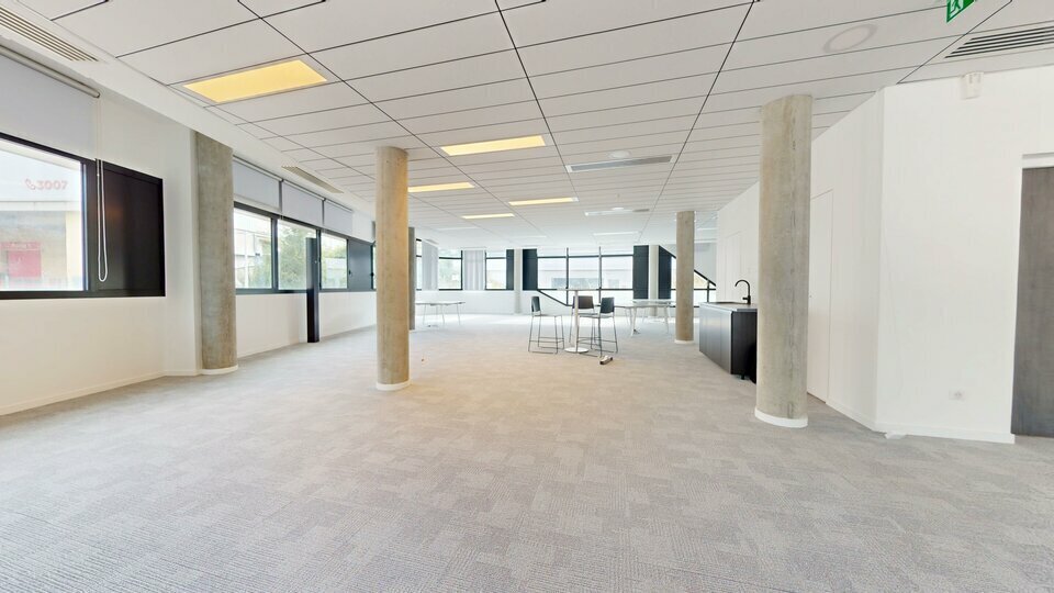 Office in Champagne-au-Mont-d'Or to rent - Building Photo - Image 2 of 10
