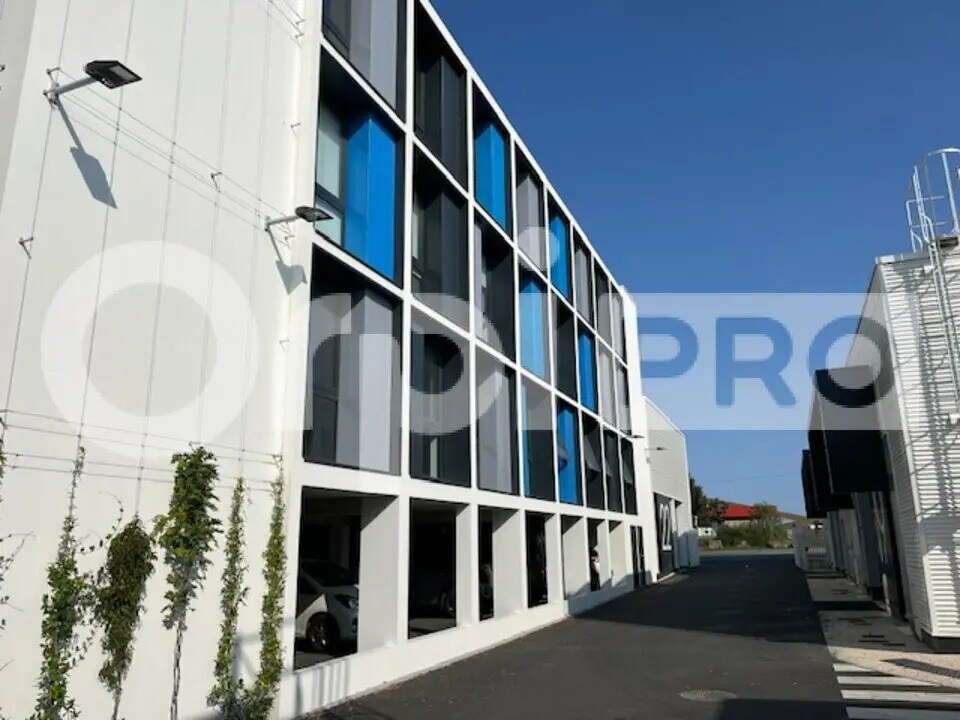 Office in La Rochelle to rent Building Photo- Image 1 of 4