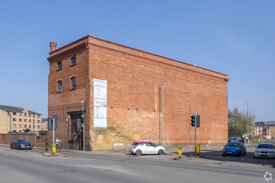 Cotton End, Northampton to rent - Building Photo - Image 2 of 2