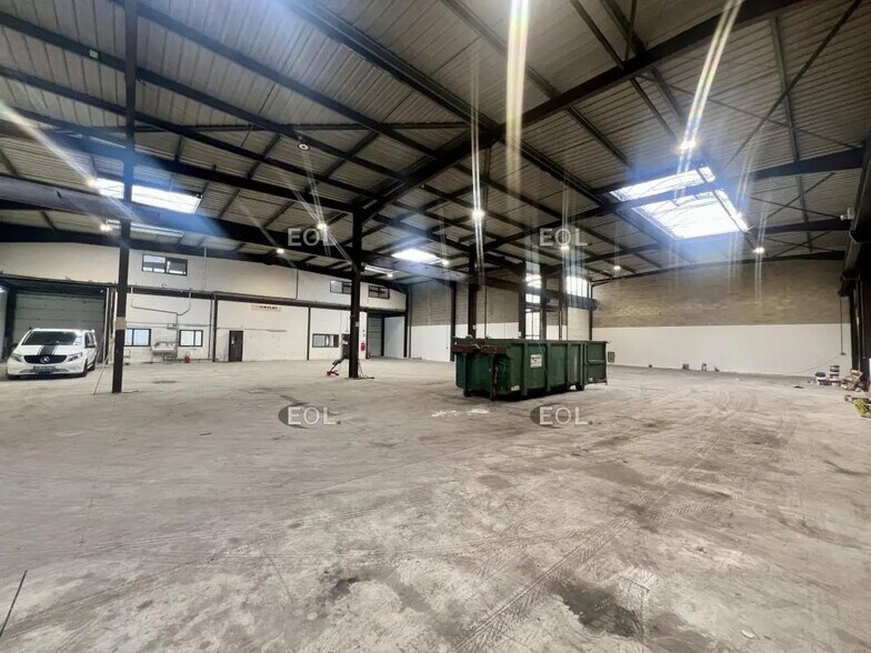 Light Industrial in Le Thillay to rent - Interior Photo - Image 1 of 7