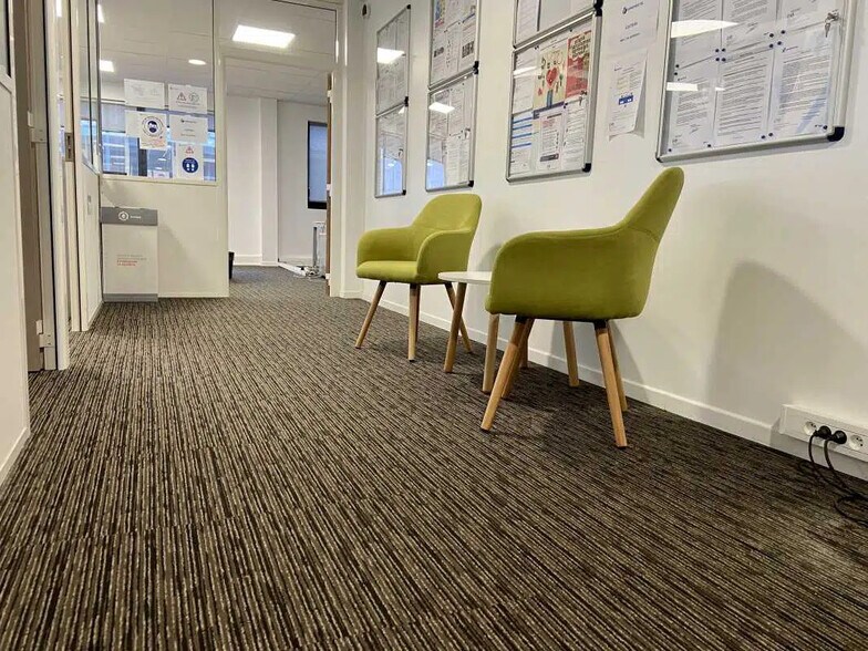 Light Industrial in Meyzieu to rent - Building Photo - Image 2 of 10