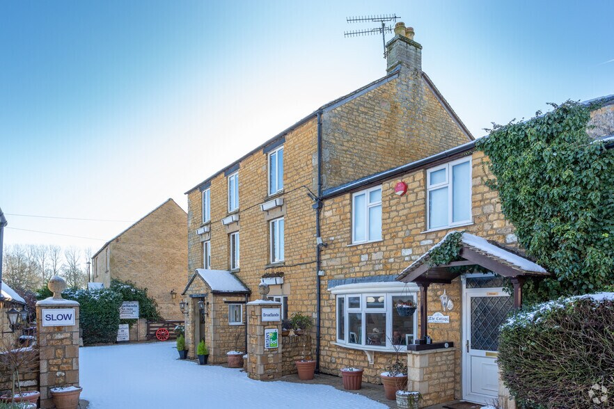 Clapton Row, Bourton On The Water for sale - Primary Photo - Image 1 of 1