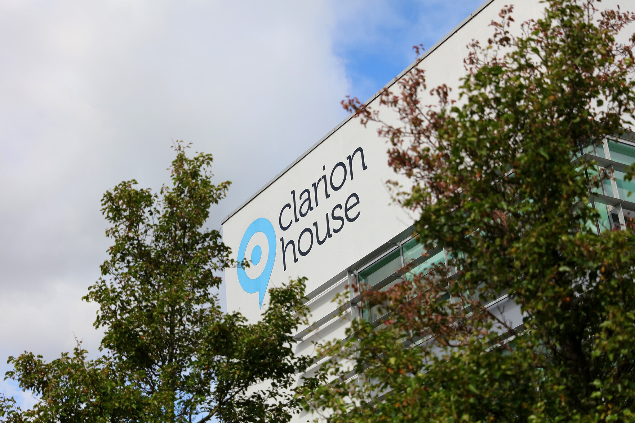 Concorde Rd, Maidenhead to rent Building Photo- Image 1 of 4