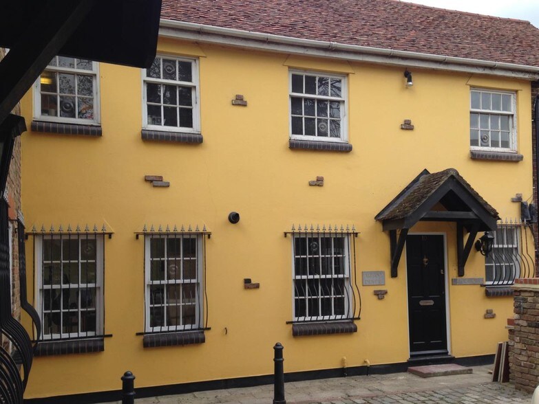 Holywell Hl, St Albans to rent - Primary Photo - Image 1 of 2