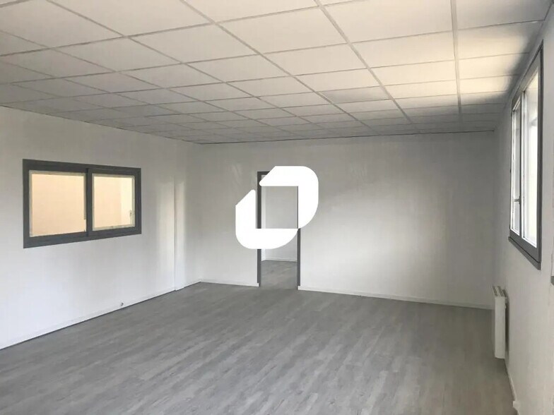 Light Industrial in Émerainville to rent - Interior Photo - Image 2 of 3