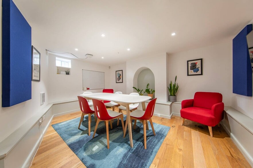 57 Dalston Ln, London to rent - Building Photo - Image 2 of 7