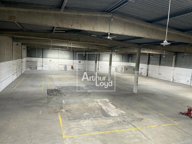 Industrial in Morangis to rent - Building Photo - Image 2 of 5