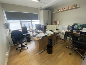 97 Camberwell Station Rd, London to rent Interior Photo- Image 2 of 3