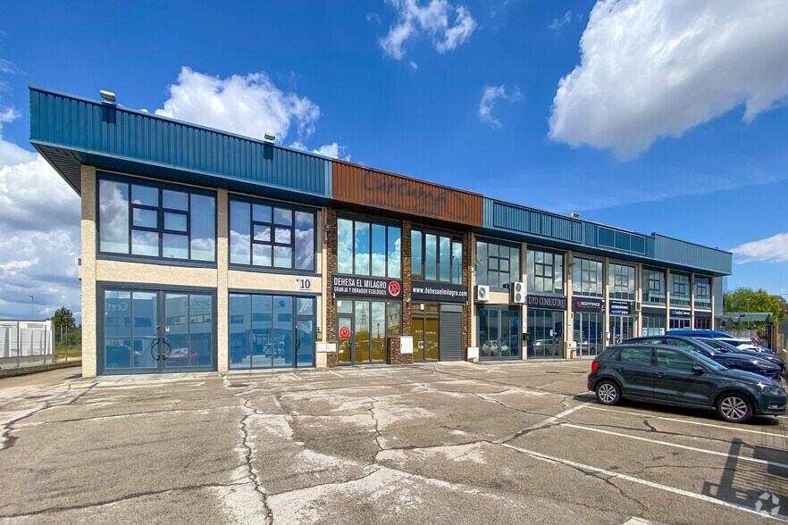 Avenida Quitapesares, 37, Villaviciosa de Odón, Madrid to rent - Primary Photo - Image 1 of 2