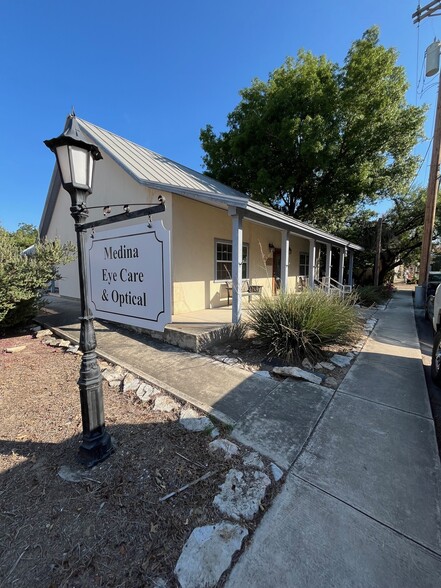 405 Paris St, Castroville, TX for rent - Building Photo - Image 1 of 9