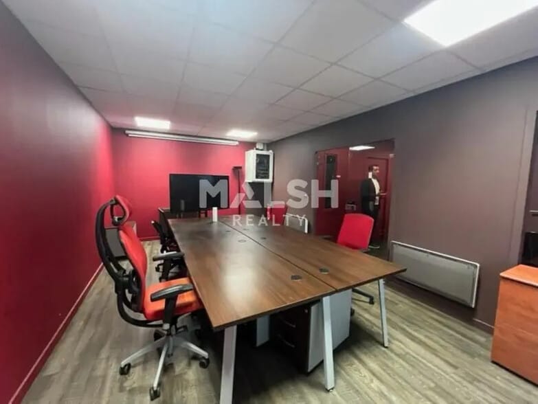 Retail in Lyon to rent - Interior Photo - Image 2 of 8