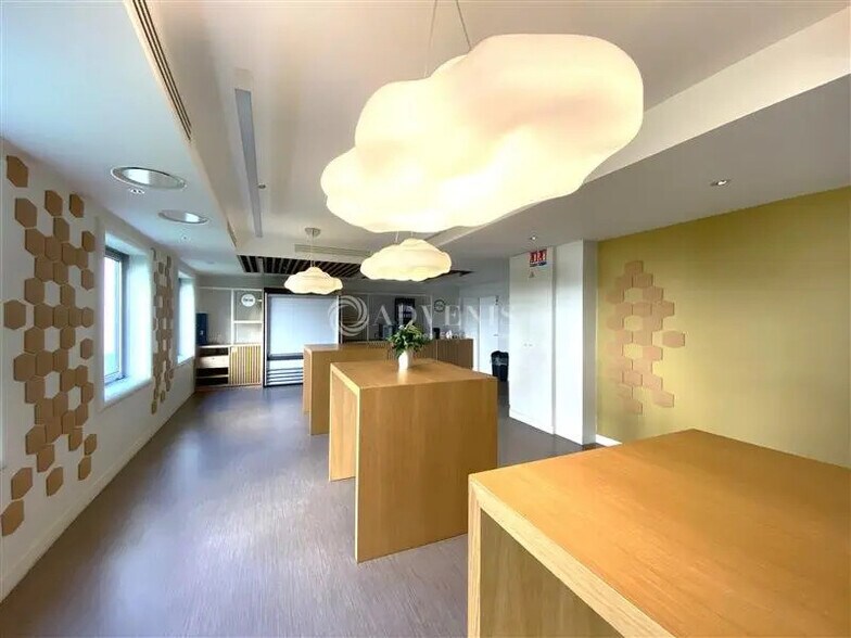 Office in Courbevoie to rent - Interior Photo - Image 3 of 11