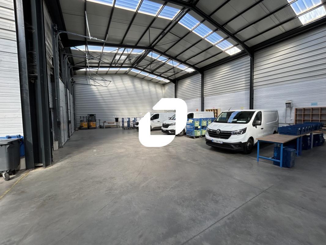 Light Industrial in Combs-la-Ville to rent Interior Photo- Image 1 of 14