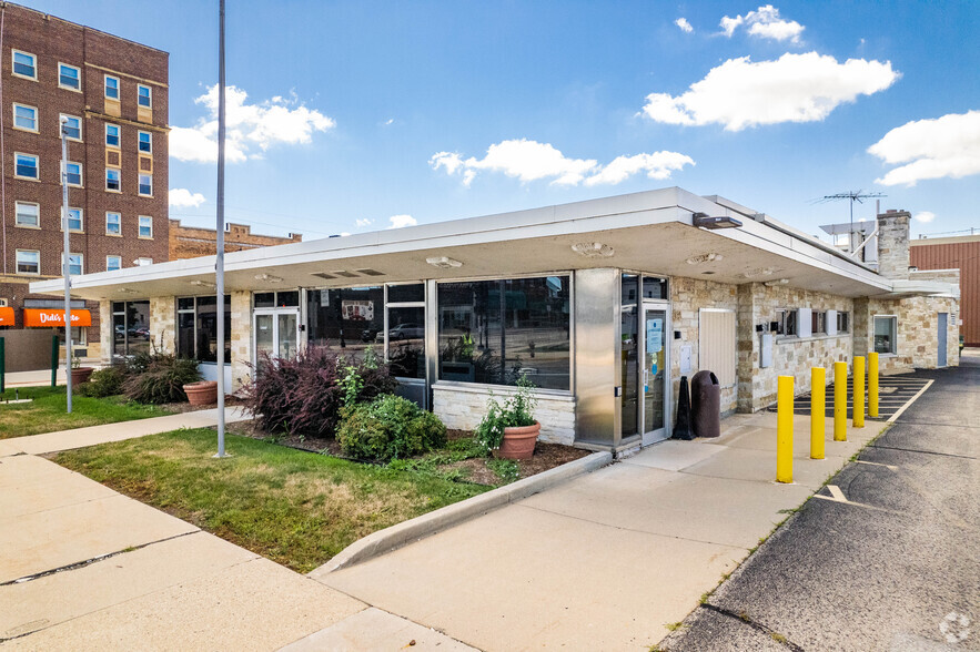 120-124 N Spring St, Beaver Dam, WI for sale - Building Photo - Image 1 of 1