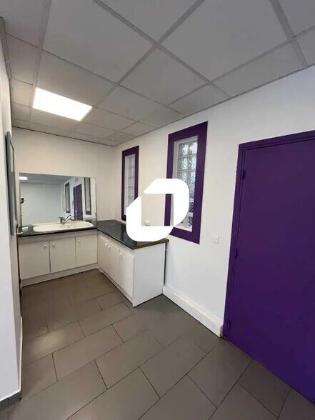 Office in Chilly-Mazarin to rent - Interior Photo - Image 3 of 9