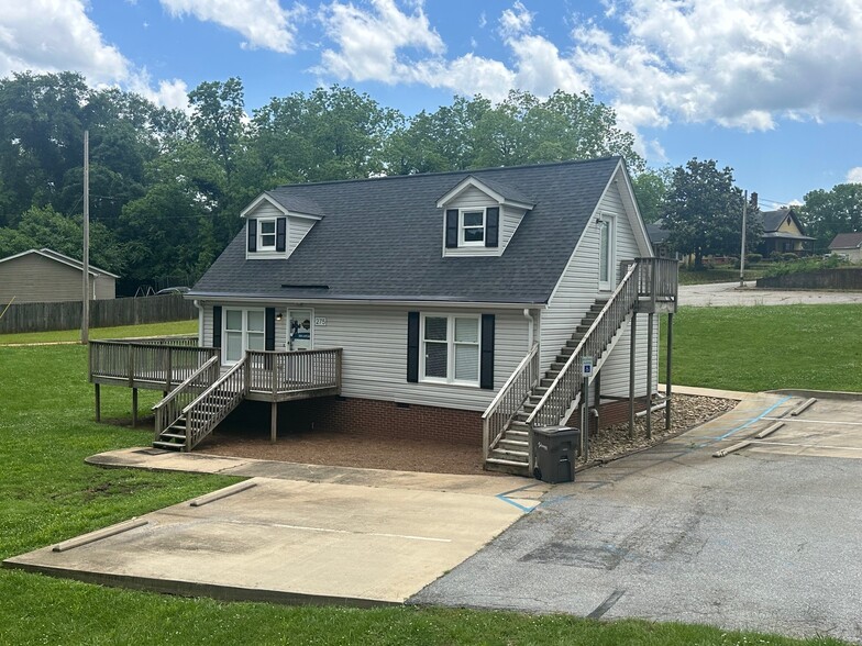 275 E Henry St, Spartanburg, SC for rent - Building Photo - Image 1 of 15