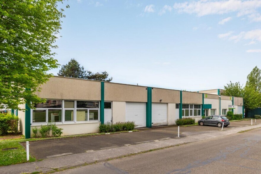 1 Rue Eugène Hénaff, Trappes to rent - Building Photo - Image 3 of 4