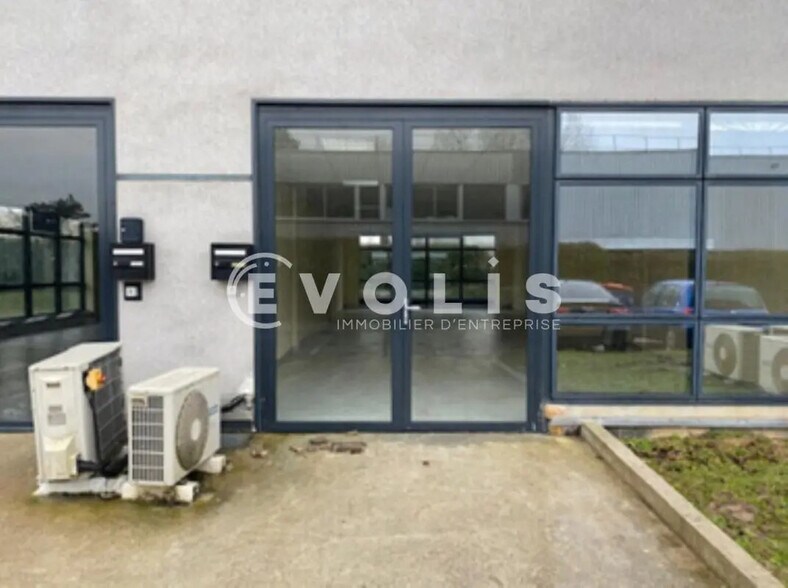Light Industrial in Les Ulis to rent - Building Photo - Image 3 of 5