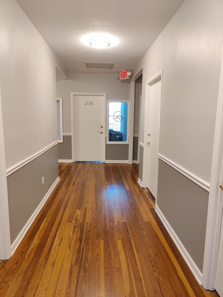 106 E 5th Ave, Mount Dora, FL for rent - Interior Photo - Image 3 of 8