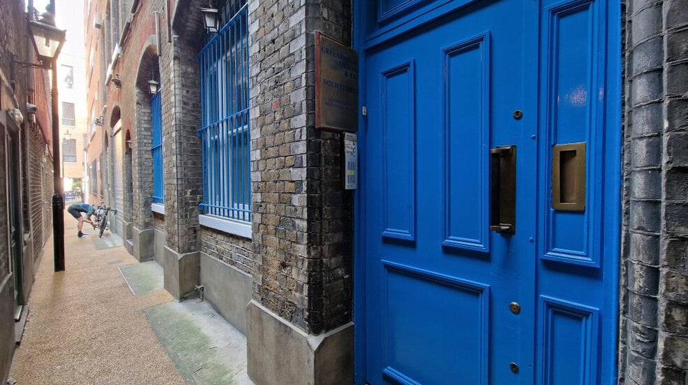 Faulkner's Aly, London to rent - Building Photo - Image 2 of 12