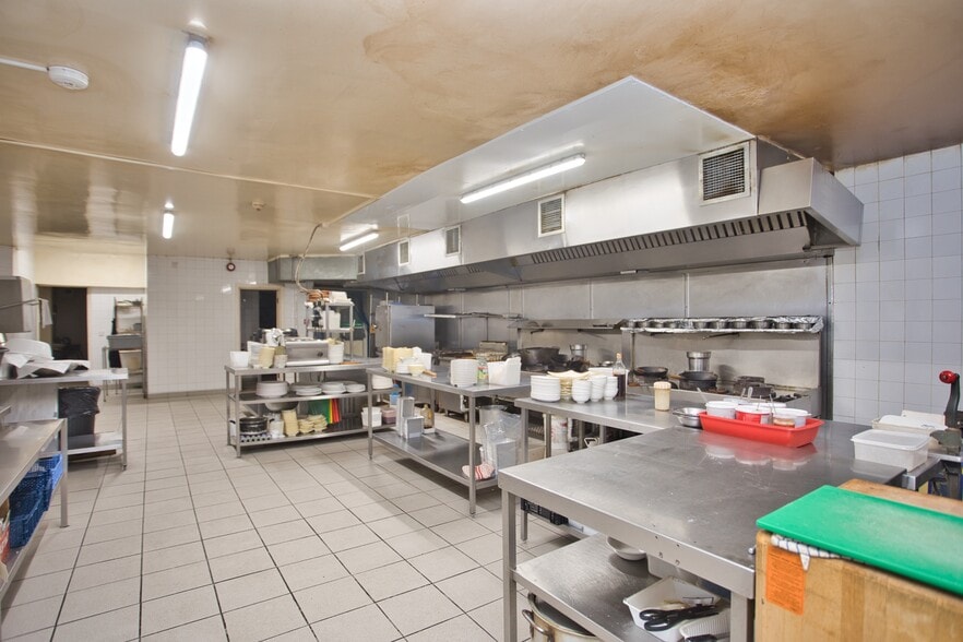 8 Marine Gdn, Margate for sale - Interior Photo - Image 3 of 14