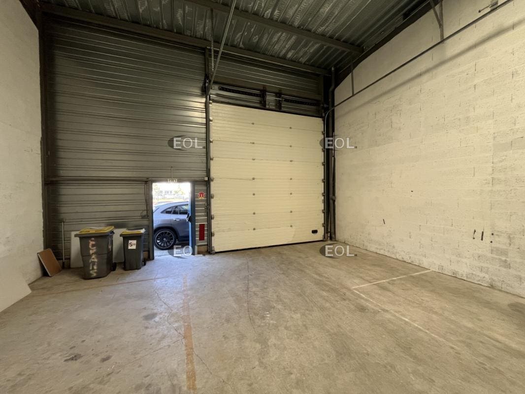 Light Industrial in Aubergenville for sale Interior Photo- Image 1 of 9