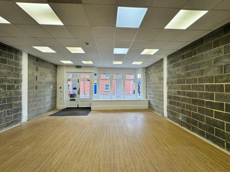 48-52 Wedgewood St, Aylesbury to rent - Building Photo - Image 2 of 13