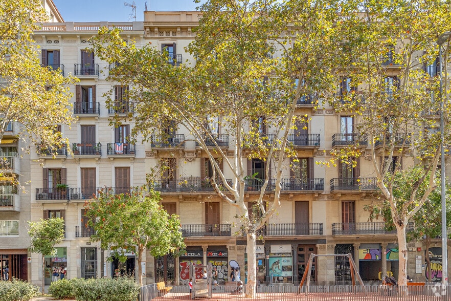 Retail in Barcelona, Barcelona to rent - Primary Photo - Image 1 of 2
