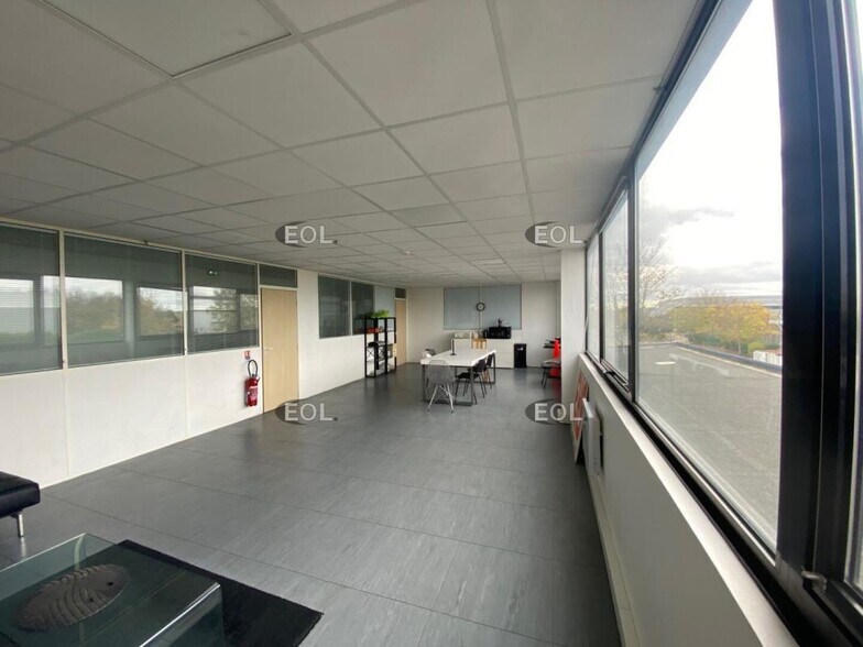 Light Industrial in Combs-la-Ville to rent - Interior Photo - Image 3 of 13