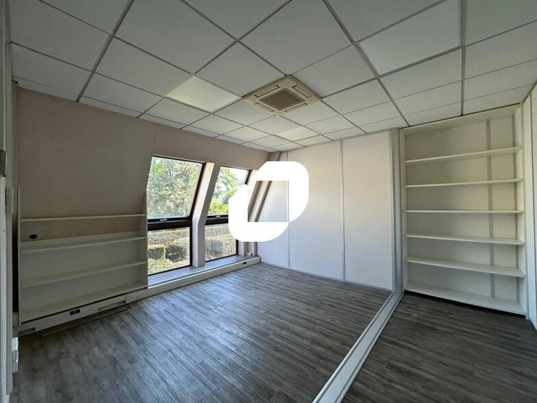 Office in Villejuif to rent - Interior Photo - Image 2 of 7