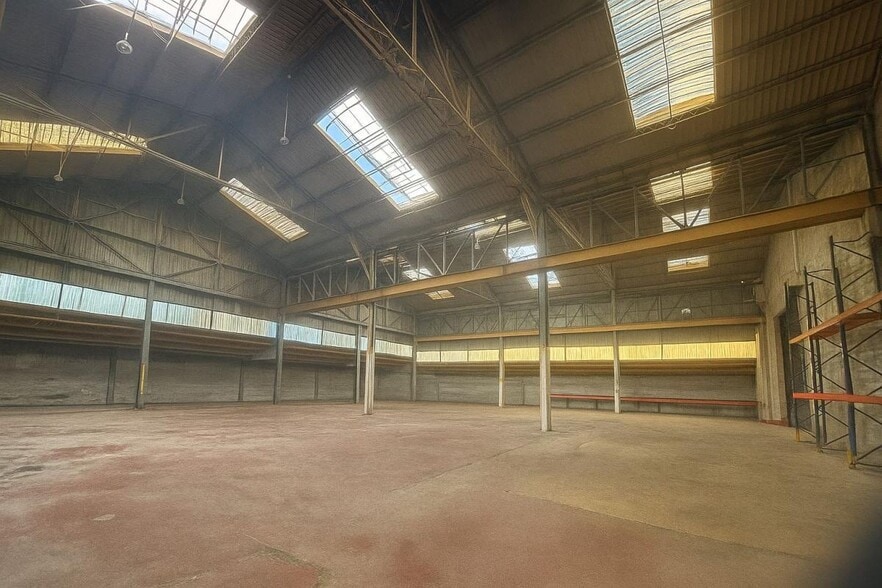 Industrial in Marseille to rent - Interior Photo - Image 2 of 6