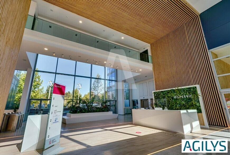 10-12 Rue Jean Bart, Massy to rent - Lobby - Image 2 of 10