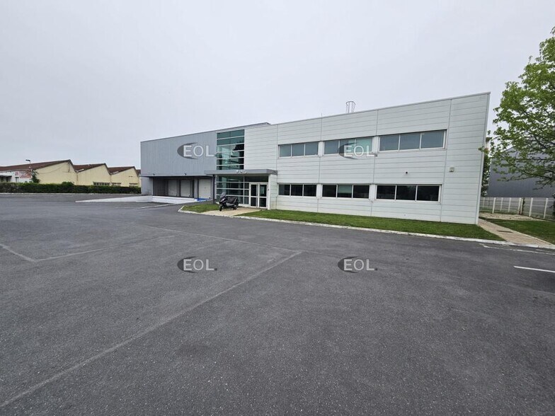 Industrial in Vitry-sur-Seine to rent - Building Photo - Image 1 of 17