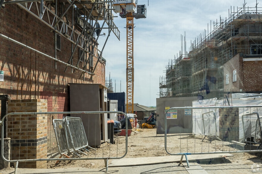 164 High St, Barnet to rent - Building Photo - Image 2 of 2