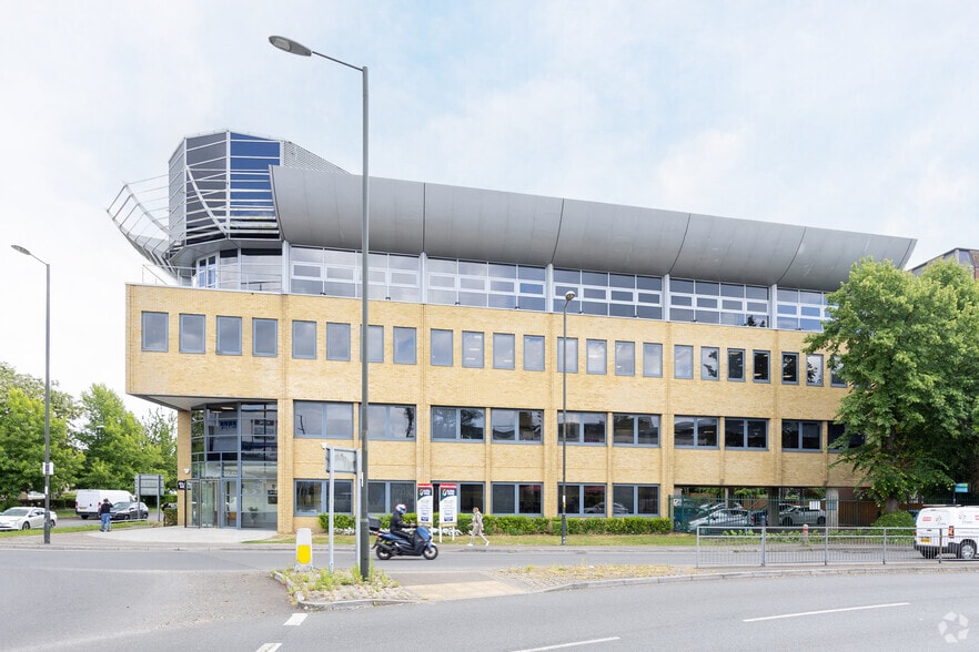 High St, Crawley to rent - Building Photo - Image 1 of 6